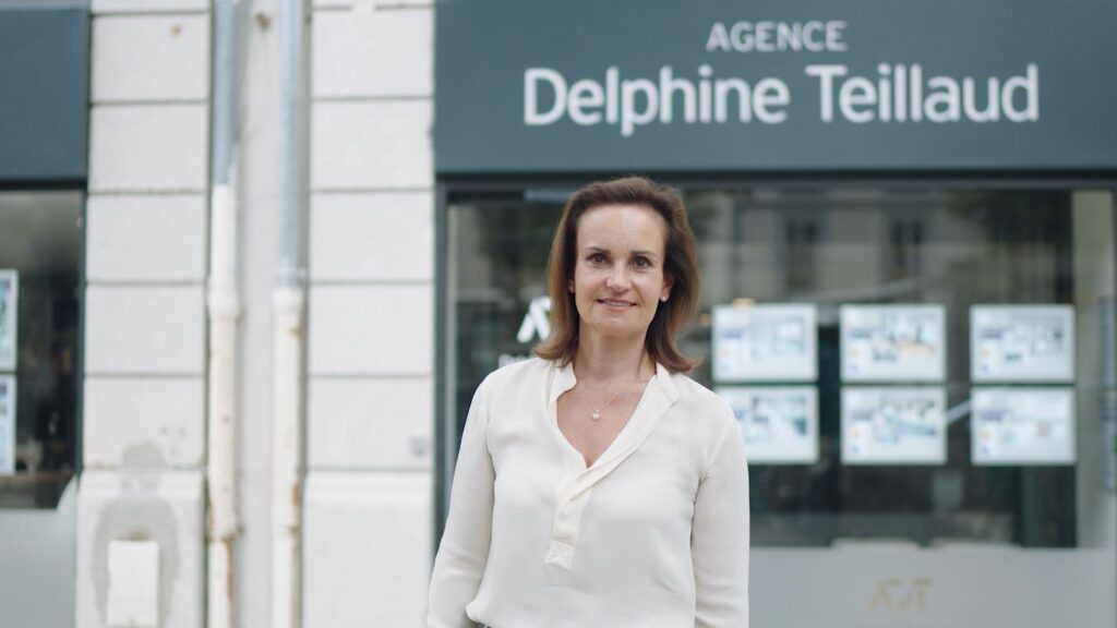 DELPHINE TEILLAUD devant son Agence